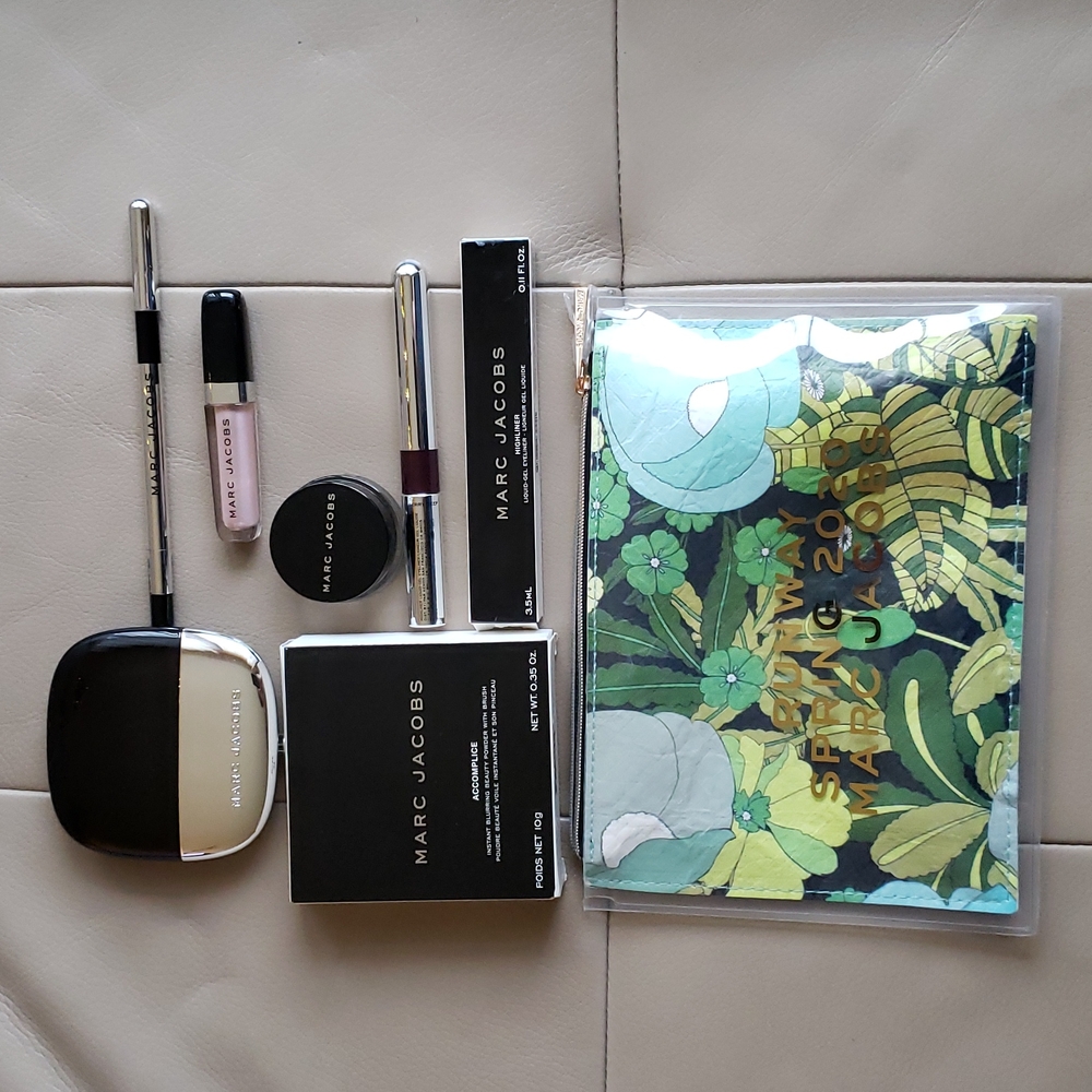 Marc Jacobs Runway 6 piece essentials set, make- up bag is a gift new